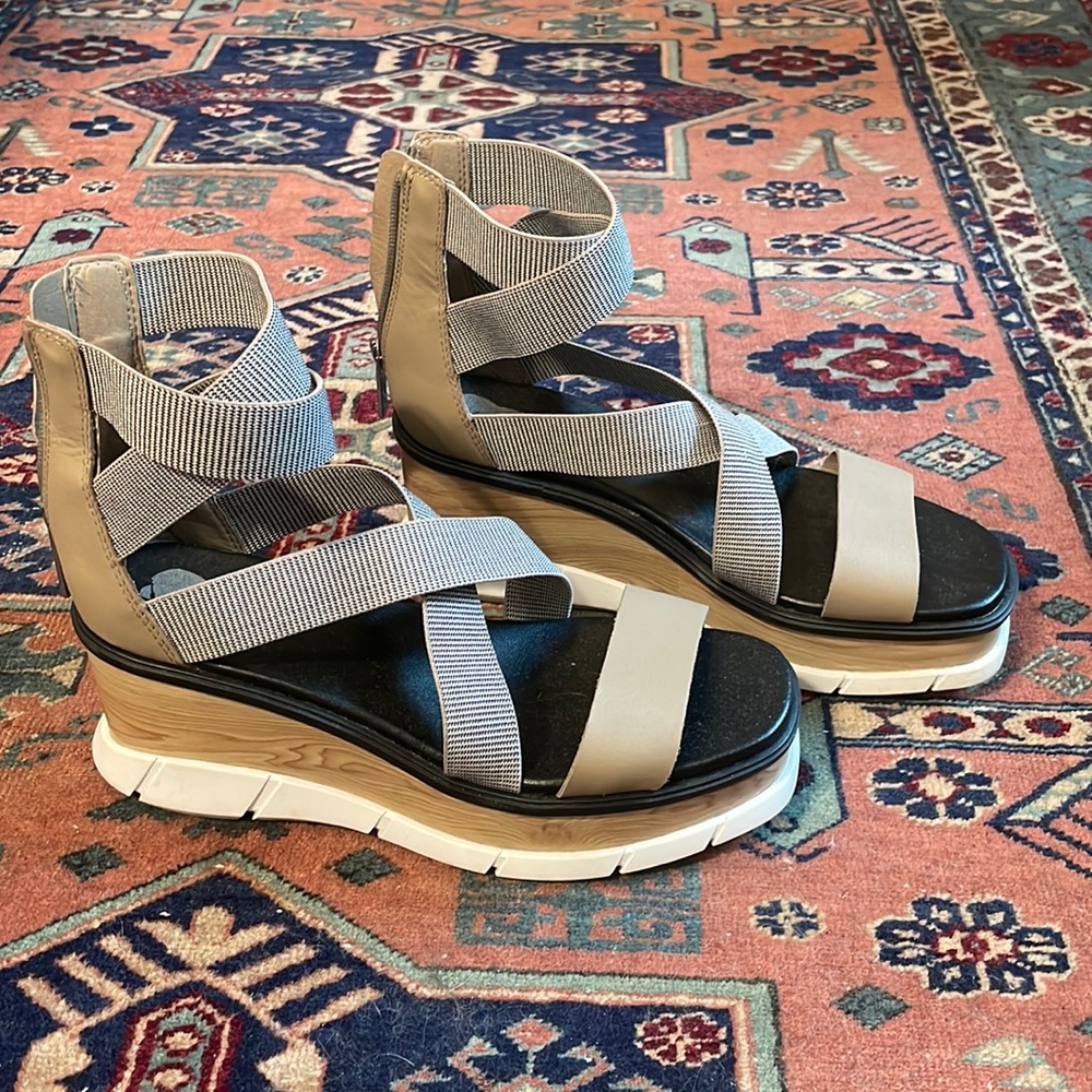 SOREL WOMEN'S JOANIE™ III SPORT STRAP WEDGE SANDAL . OMEGA TAUPE, WHITE . SIZE 9